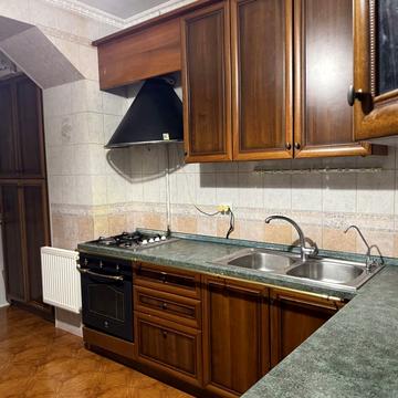 Тіниста вул., 10