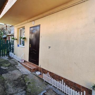 Михайлівська вул., 33