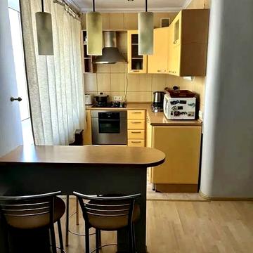 Велика Васильківська вул. (Червоноармійська), 102