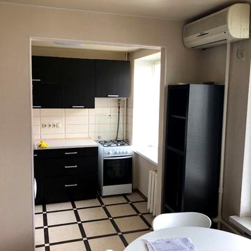 Ростиславська вул. (Маршала Рибалка), 1