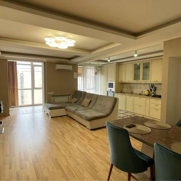 Набережна Перемоги вул., 42