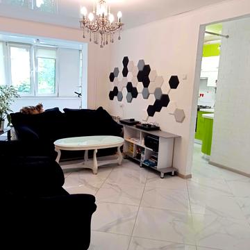 Космонавтів вул., 40