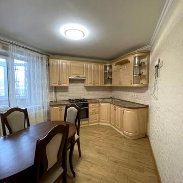 Євгена Коновальця вул., 106