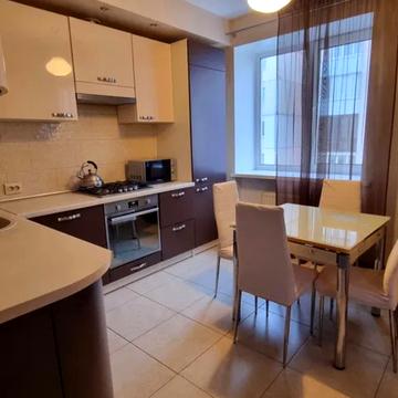 Вячеслава Чорновола вул. (), 22