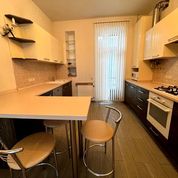 Кіри Муратової вул., 32