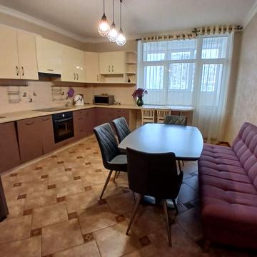 Анни Ахматової вул., 22