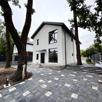 Інститутська вул. (Артема), 56