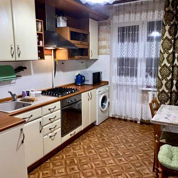 Академіка Корольова вул., 82