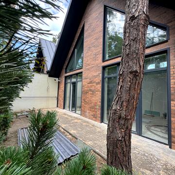 Єдності вул., 1