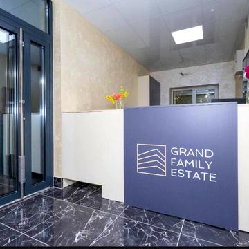 Соборна пл. (Жовтнева), 14