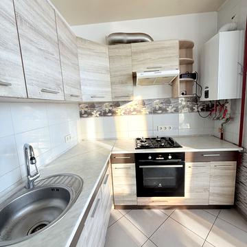 Героїв Небесної Сотні просп., 18/6