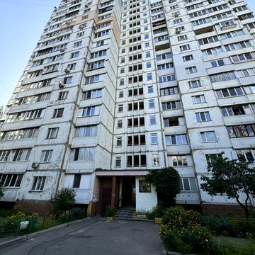 Бережанська вул., 18