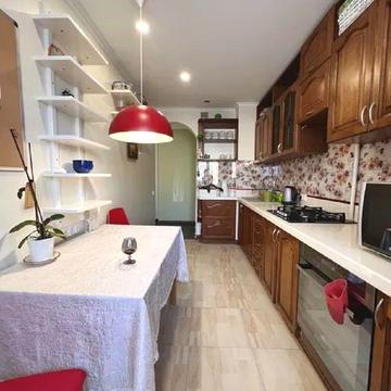 Кирила Трильовського вул., 4