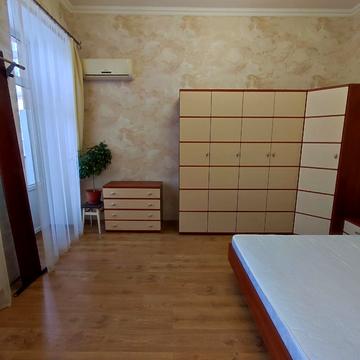 Бульварно-Кудрявська вул. (Воровського), 32