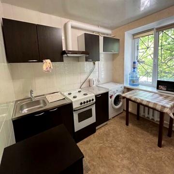 Космонавтів вул., 3