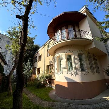 Литовська вул., 12