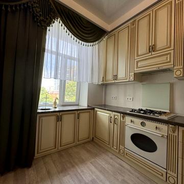 Лесі Українки просп. (Пушкіна), 6