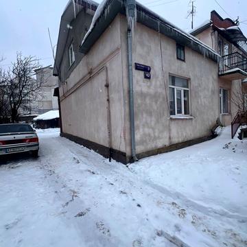 Миру вул., 42