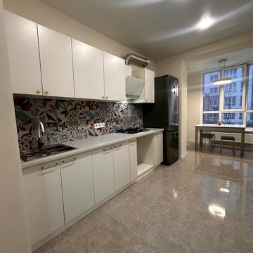 Героїв Небесної Сотні просп., 36