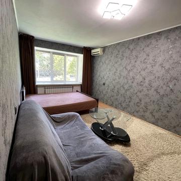 Академіка Янгеля вул., 10