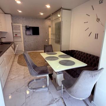 Набережна Перемоги вул., 42