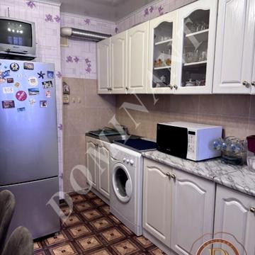 Лахтинська вул., 6