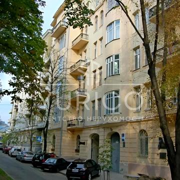 Костельна вул., 8