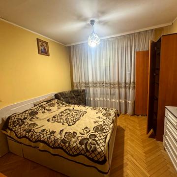 Богдана Хмельницького вул., 239