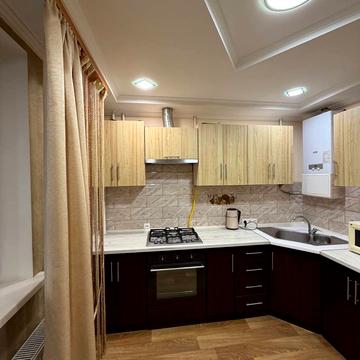 Набережна Перемоги вул., 48-Б