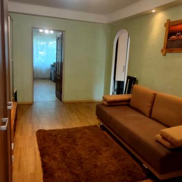 Салютна вул., 25