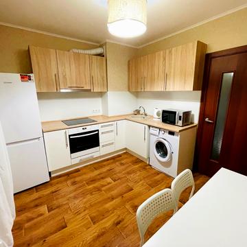 Академіка Глушкова просп., 9-Є