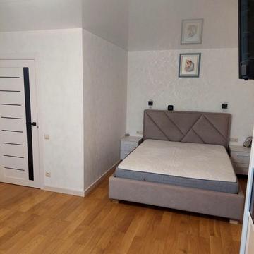 Академіка Глушкова просп., 32