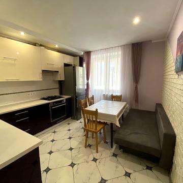 Академіка Лебедєва вул., 1/5