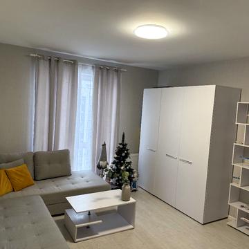 Молодіжна вул., 2