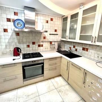 Русанівська набережна вул., 10/1