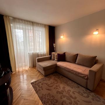 Академіка Євгена Лазаренка вул., 7