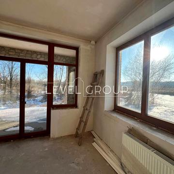 Центральна вул.