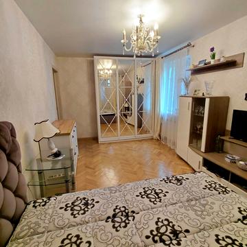 Космонавтів вул., 18