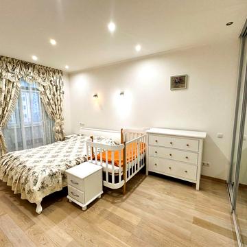 Академіка Лебедєва вул., 1/5