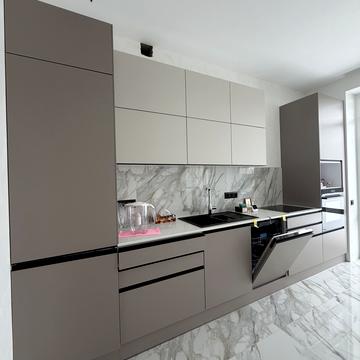 Молодіжна, 76