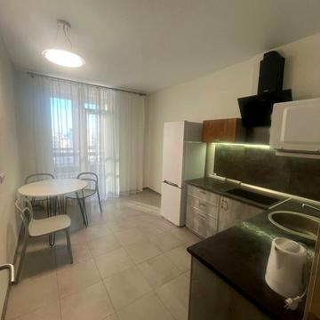 Каховська вул., 60