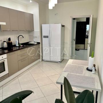 Анни Ахматової вул., 30