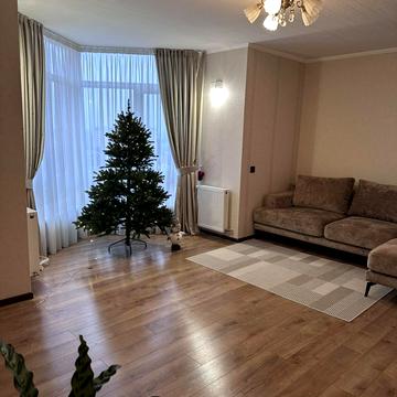 Богдана Хмельницького вул., 1