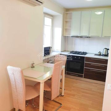 Льва Ландау просп. (50-річчя СРСР), 44