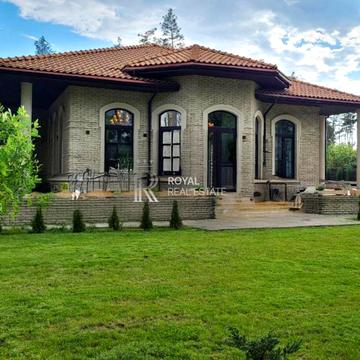 Янтарна вул., 1