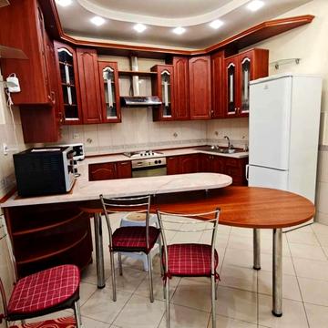 Кастелівка вул., 8