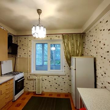 Братиславська вул., 38