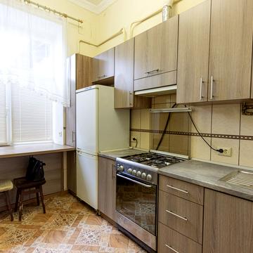 Шептицьких вул., 37