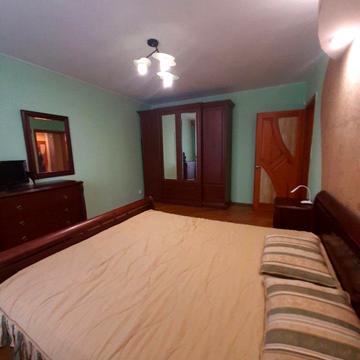 Святошинська пл., 1