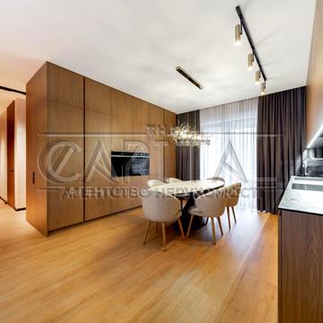 Молодіжна, 11